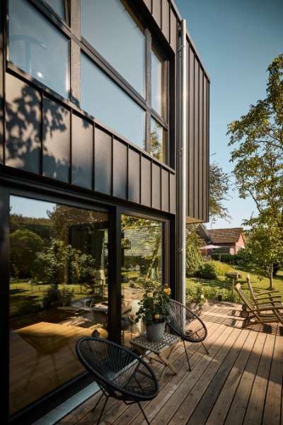 Arkitekt kræser for detaljerne i villa med naturudsigt og facadebeklædning i stål og sten, Konsul Lorenzen Straße 5, 24376 Kappeln, Tyskland